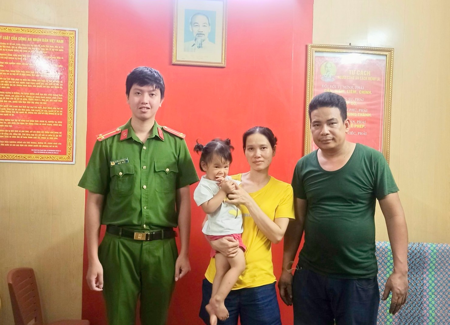 Công an thị trấn Cát Bà (huyện Cát Hải): Đưa cháu bé đi lạc về với người thân